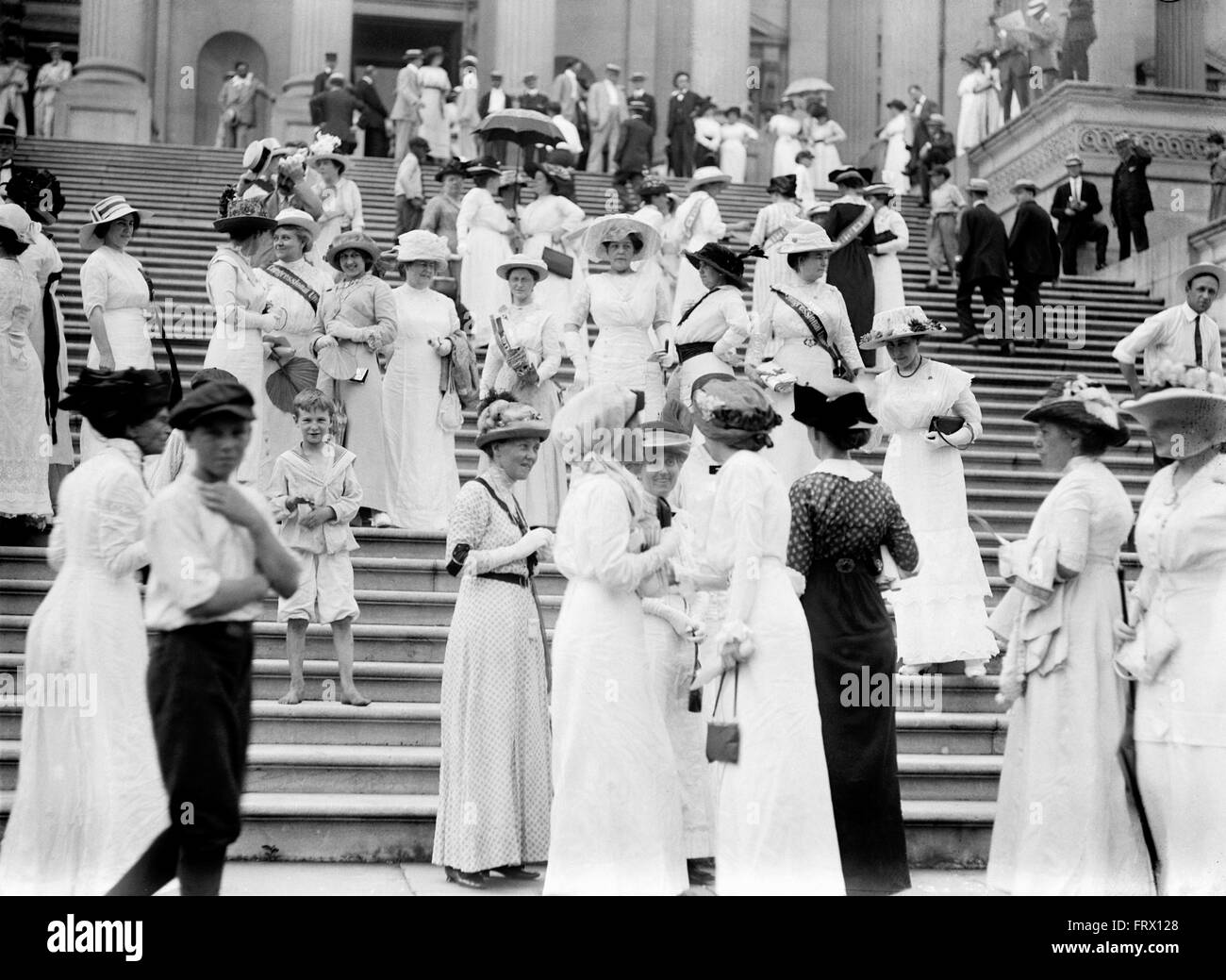Frauenrechtlerinnen auf den Stufen des Kapitols, Washington DC, USA im Jahre 1913 Stockfoto