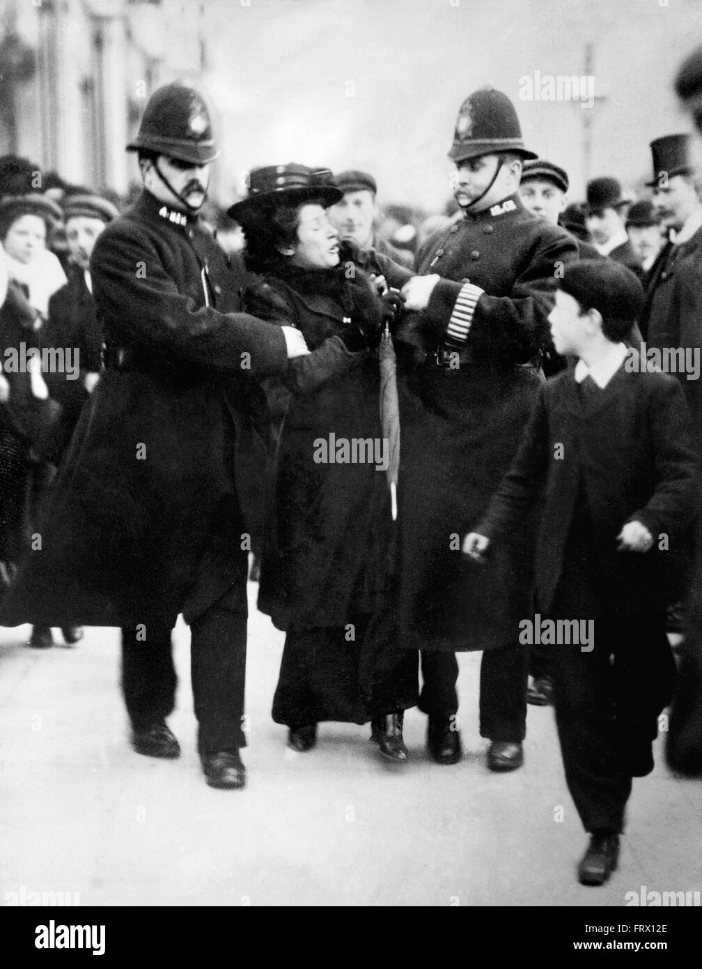 Suffragetten, London. Die Polizei verhaftete eine Frauenrechtlerin in London, Anfang des 20. Jahrhunderts. Stockfoto