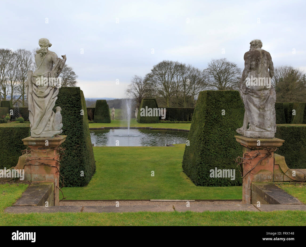 Blick auf das Schwimmbad in den italienischen Gärten Renishaw Hall, ein stattliches Haus Eckington in Derbyshire, England, UK. Stockfoto