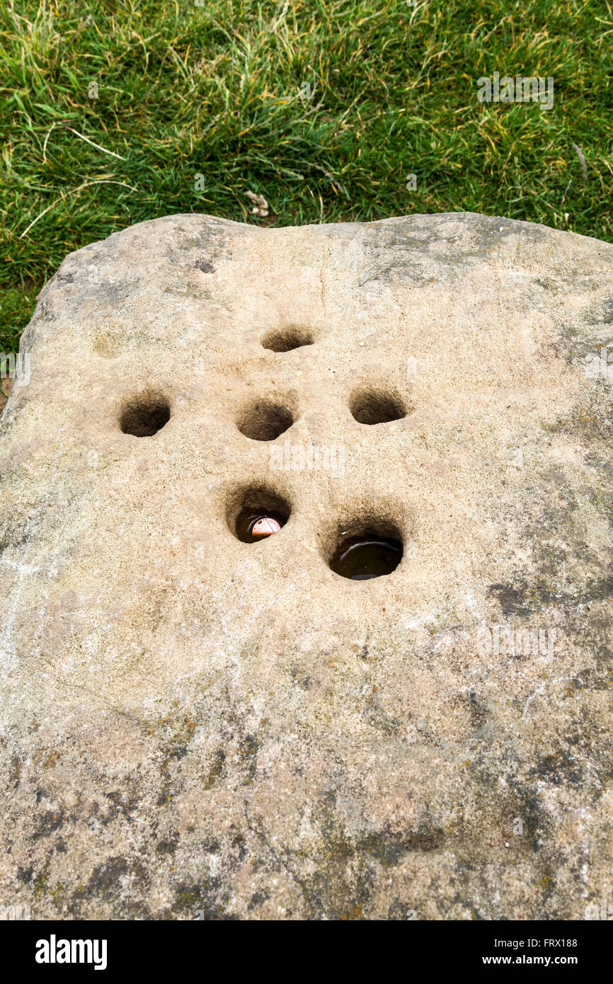 Die Coolstone, eine Pest Stein oder Grenze Stein Eyam Derbyshire Peak District National Park England UK Stockfoto