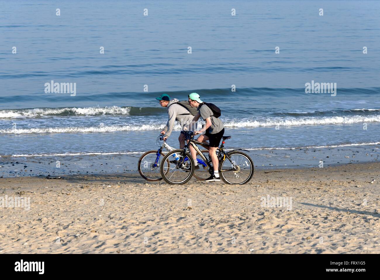 Jugendliche beim radfahren -Fotos und -Bildmaterial in hoher Auflösung
