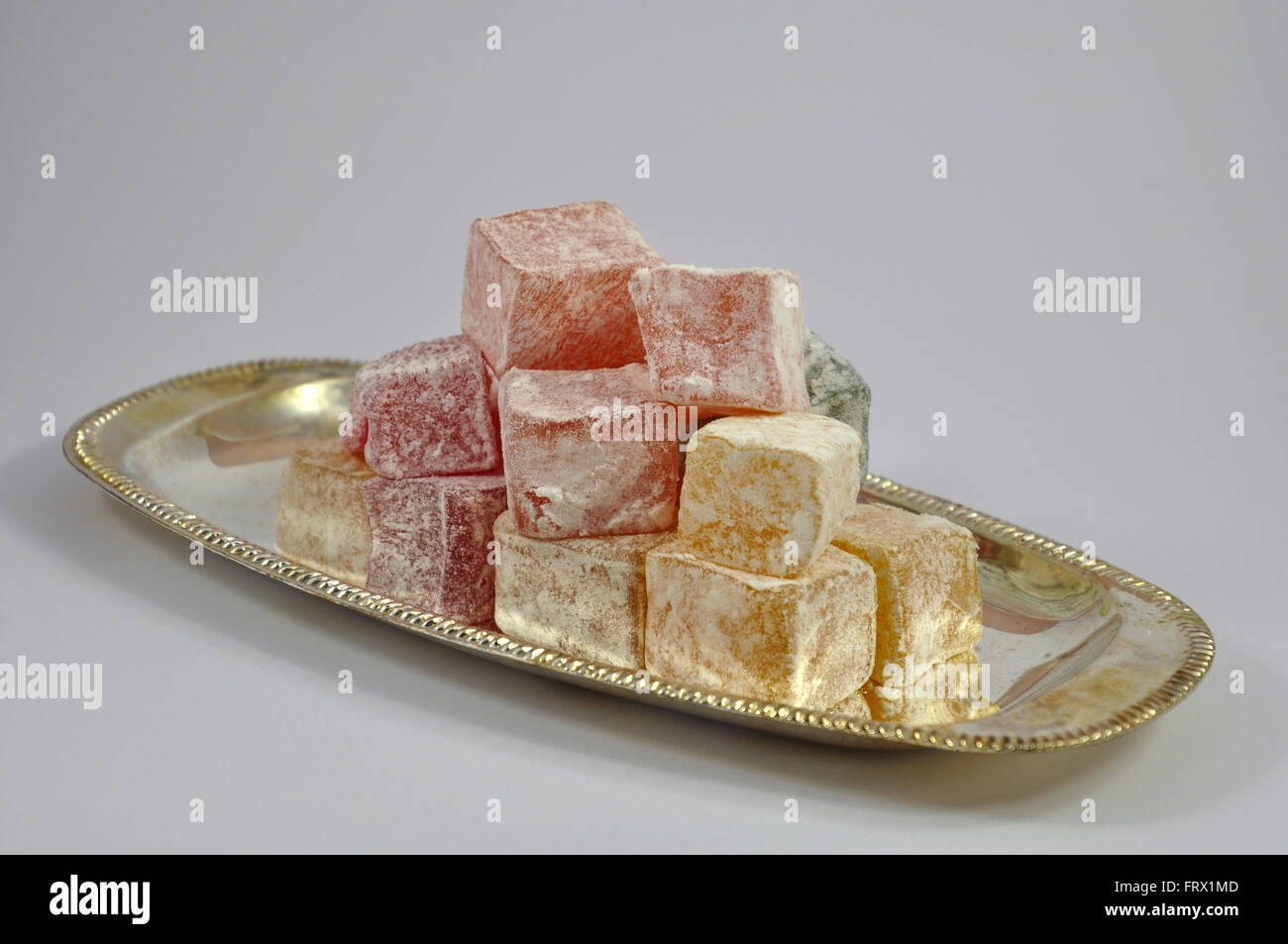 Bunte Würfel des türkischen Süßigkeiten auf den alten Silbertablett Stockfoto