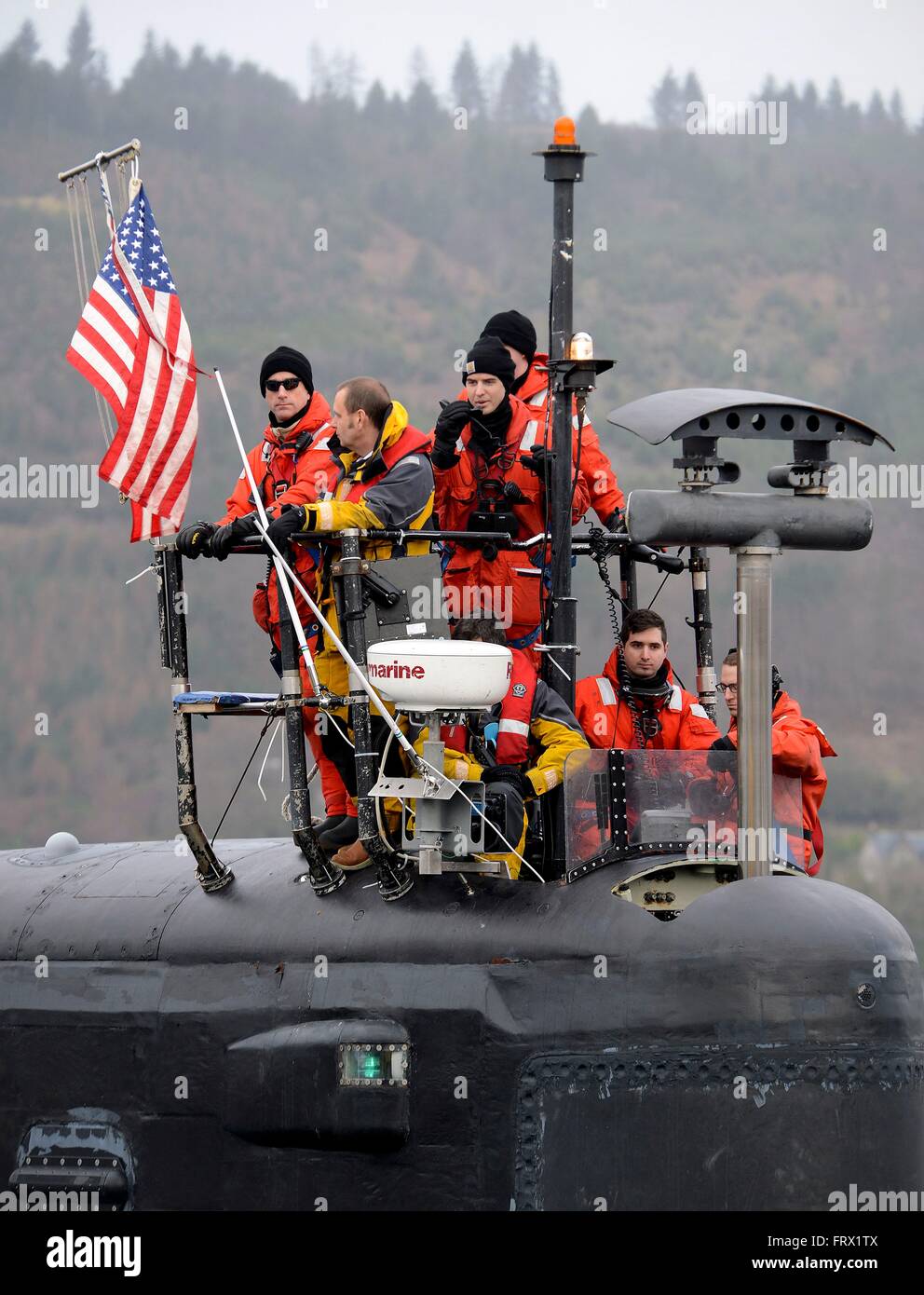 US Navy Virginia-Klasse u-Boot USS Virginia kommt kommt bei Her Majestys Naval Base Clyde für einen geplanten Hafen-Besuch 22. März 2016 in Faslane, Vereinigtes Königreich. Stockfoto US Navy Virginia-Klasse u-Boot USS Virginia kommt kommt bei Her Majestys Naval Base Clyde für einen geplanten Hafen-Besuch 22. März 2016 in Faslane, Vereinigtes Königreich. Stockfoto