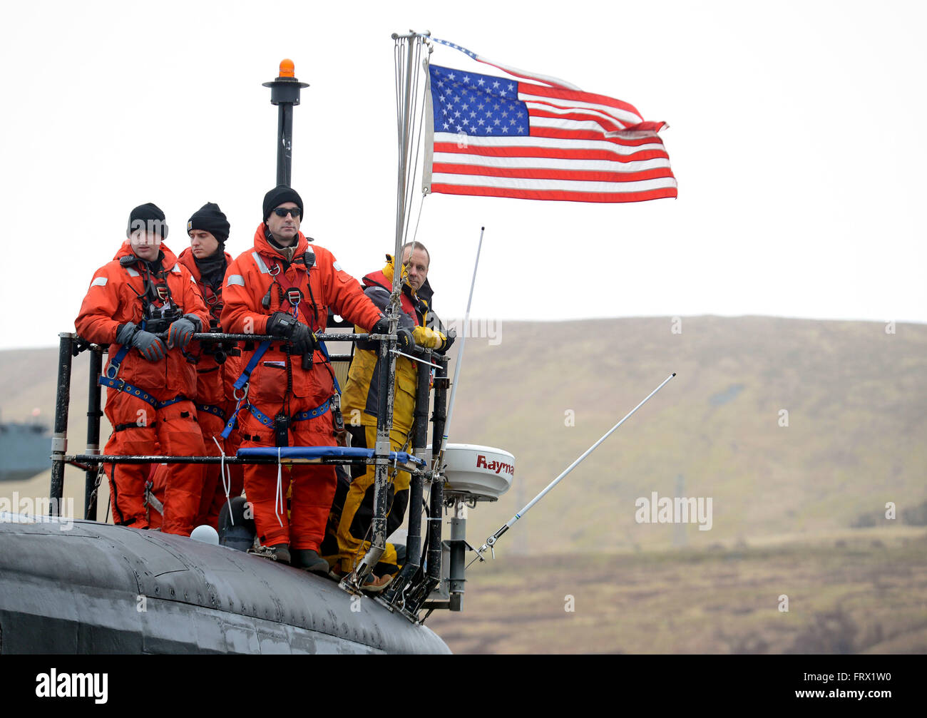 US Navy Matrosen Stand auf den Turm des Virginia-Klasse Angriffs u-Boot USS Virginia an sie kommt an kommt bei Her Majestys Naval Base Clyde für einen geplanten Hafen-Besuch 22. März 2016 in Faslane, Vereinigtes Königreich. Stockfoto US Navy Matrosen Stand auf den Turm des Virginia-Klasse Angriffs u-Boot USS Virginia an sie kommt an kommt bei Her Majestys Naval Base Clyde für einen geplanten Hafen-Besuch 22. März 2016 in Faslane, Vereinigtes Königreich. Stockfoto