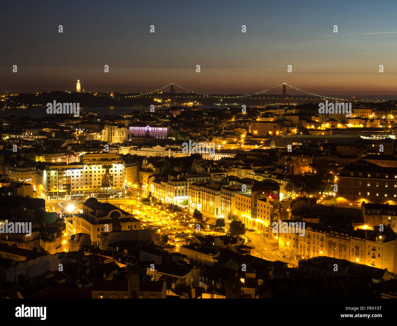 Schöne Aussicht auf Lissabon bei Nacht Stockfoto