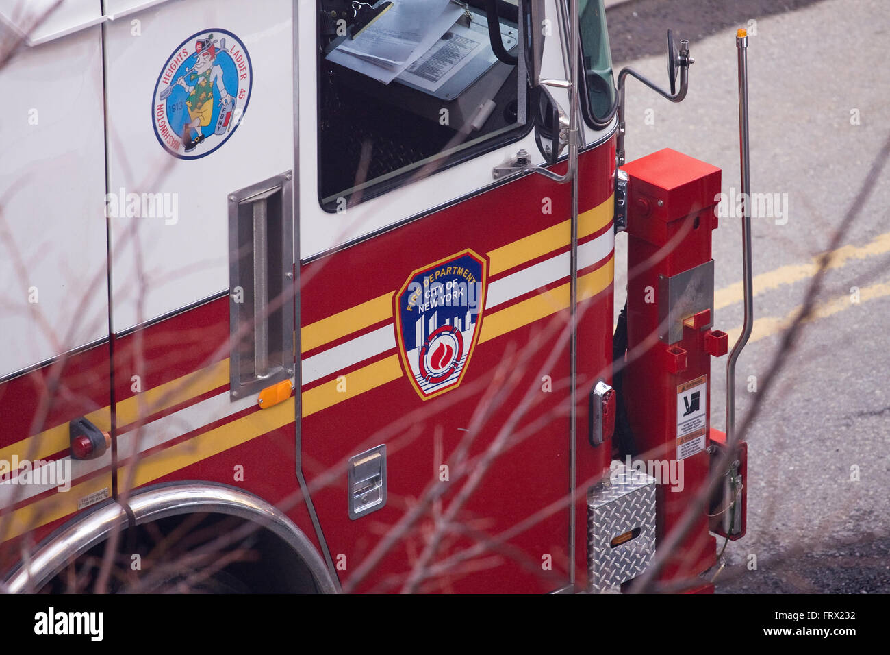 Ein Feuerwehrauto von Leiter 45 in Washington Heights geparkt in einer Reaktion auf einen Notruf Manhattan New York City-Straße Stockfoto