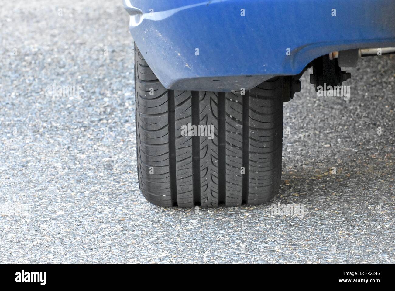 Reifen auf einem Autoreifen treten Stockfoto