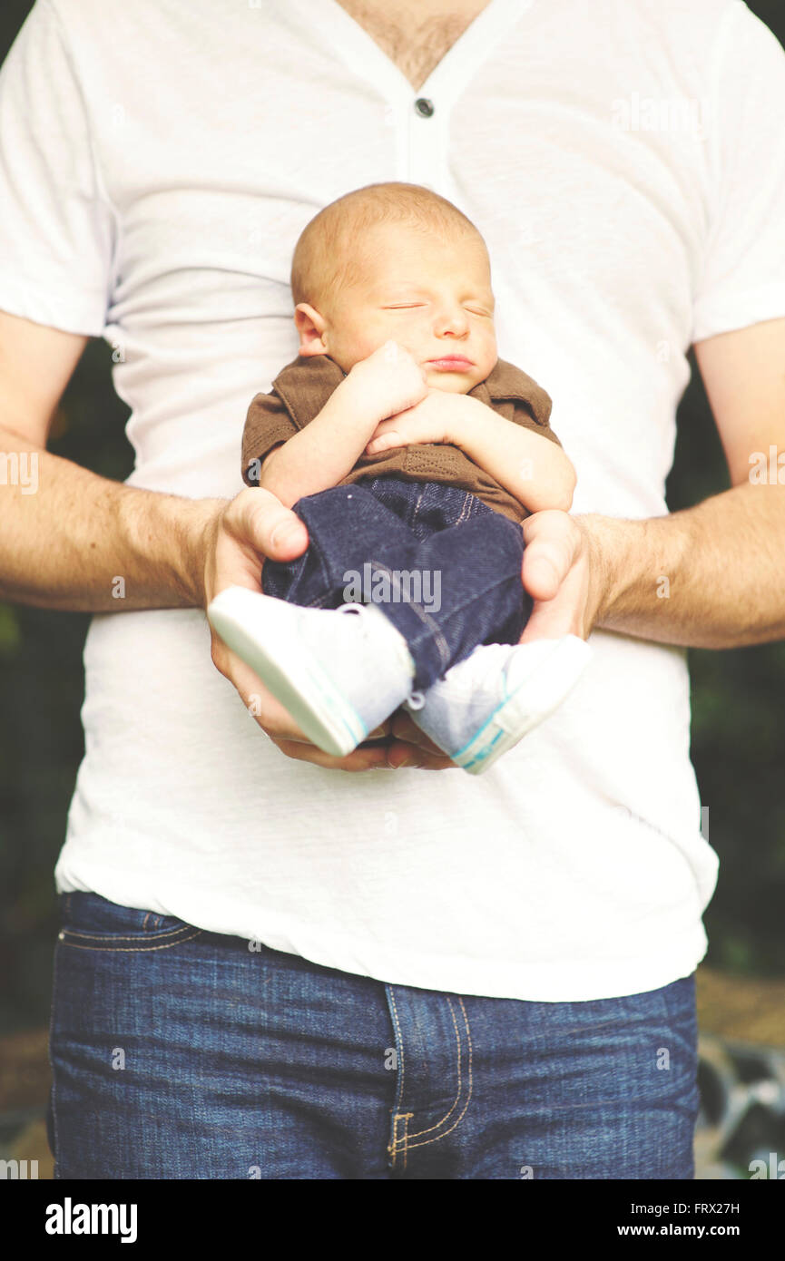 Porträt eines Vaters mit seinen neuen Sohn. Stockfoto