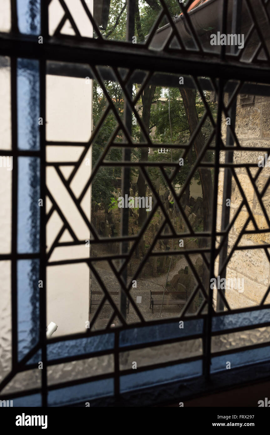 Blick vom Fenster zum alten jüdischen Friedhof "Beth-Chaim" (Haus des Lebens) oder Josefov in Prag, Tschechische Republik EU Stockfoto