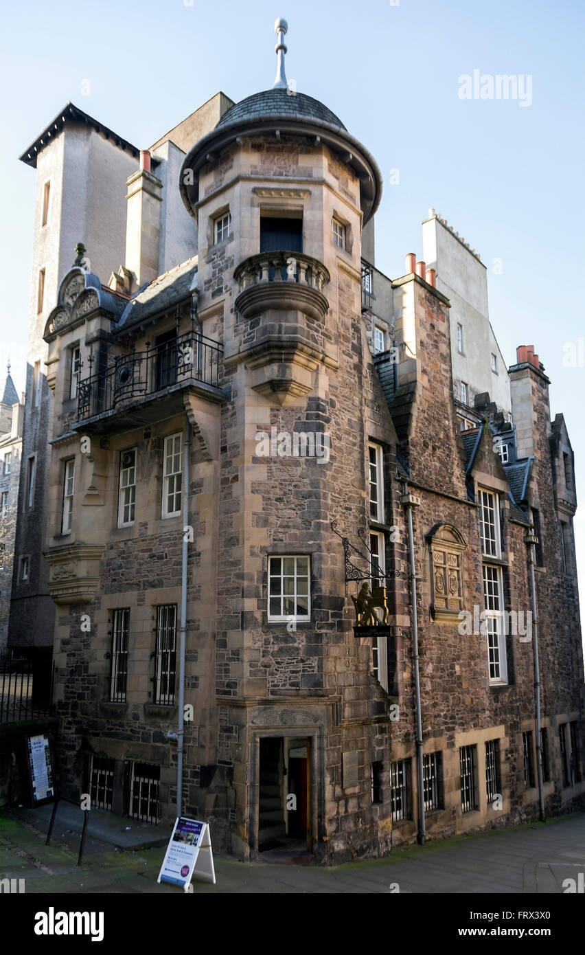 Writers' Museum und Makars' Court von Lady Treppe schließen, aus dem Lawnmarket und die Royal Mile in Edinburgh Altstadt. Stockfoto