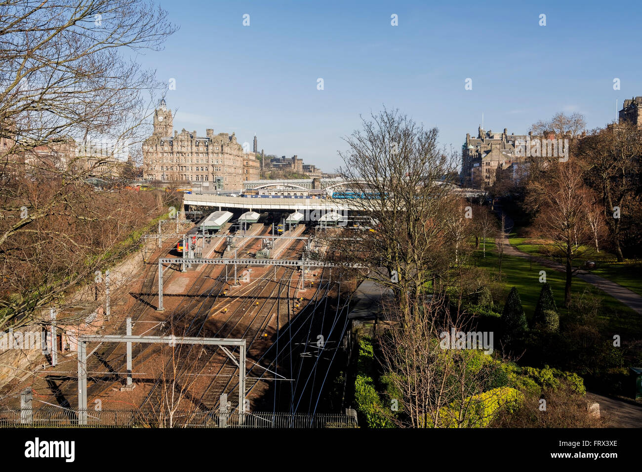 Edinburgh Waverley Bahnhof Bahnlinien durchschneiden Princes St Gardens. Das Balmoral ist früher North British Hotel hinter. Stockfoto