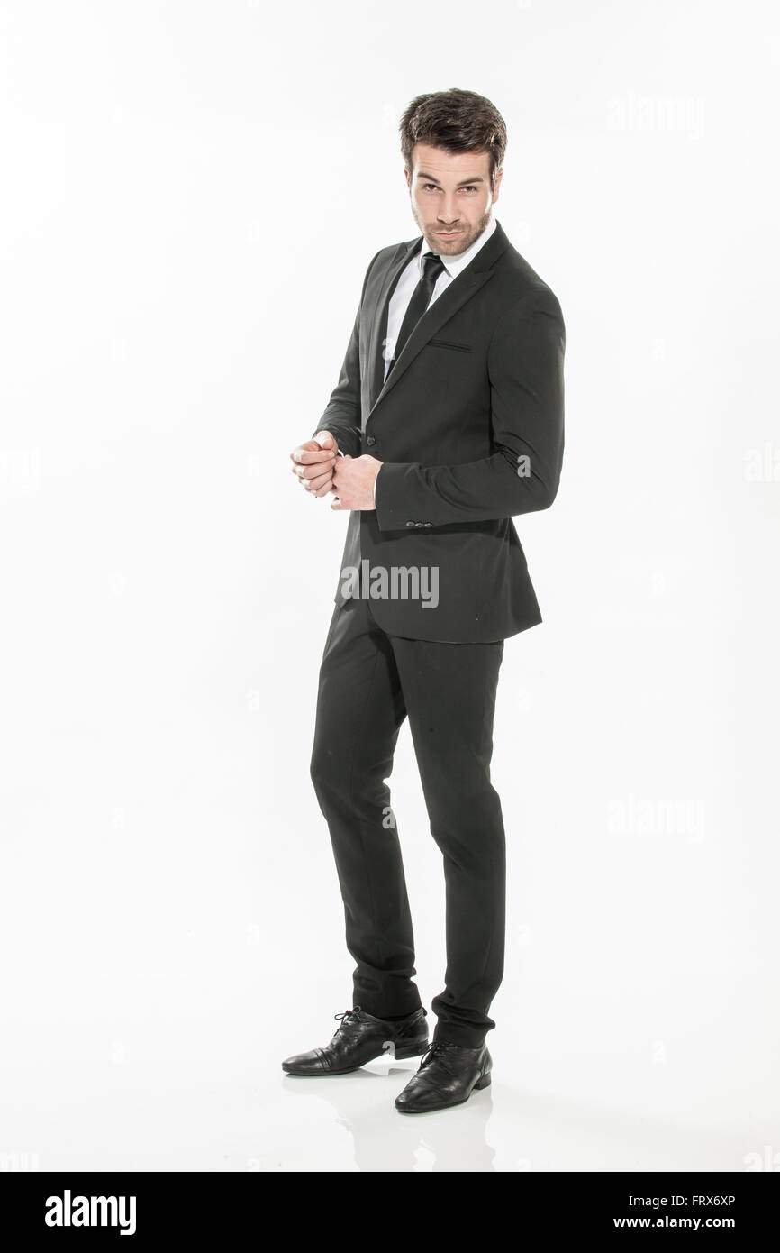 hübscher junger Mann im Anzug posiert auf isolierte Hintergrund  Stockfotografie - Alamy