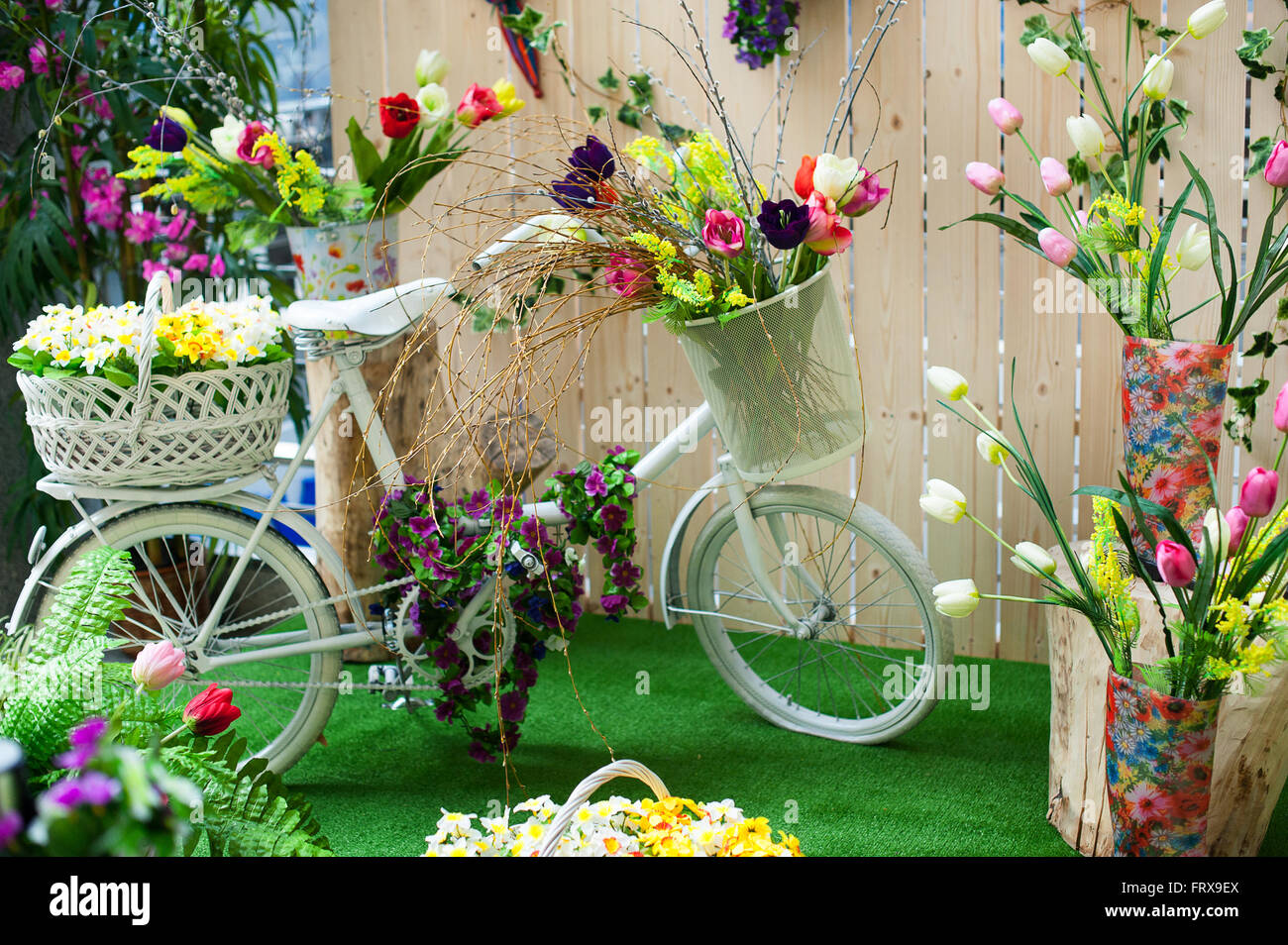 Blumenschmuck im Studio und weißen Fahrrad Stockfoto