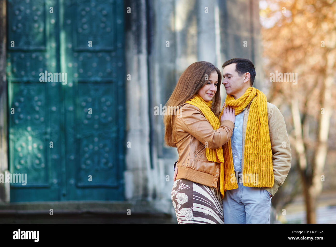 Fröhliches paar gemeinsam durch die Stadt gehen Stockfoto