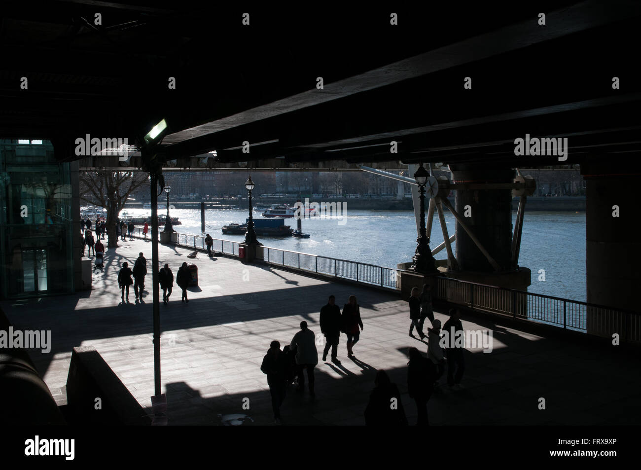 Unter der Brücke am Fluss in London Stockfoto