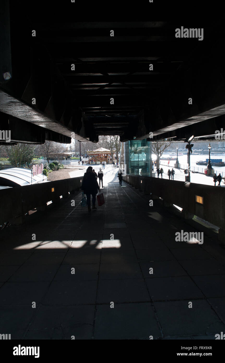 Unter der Brücke am Fluss in London Stockfoto