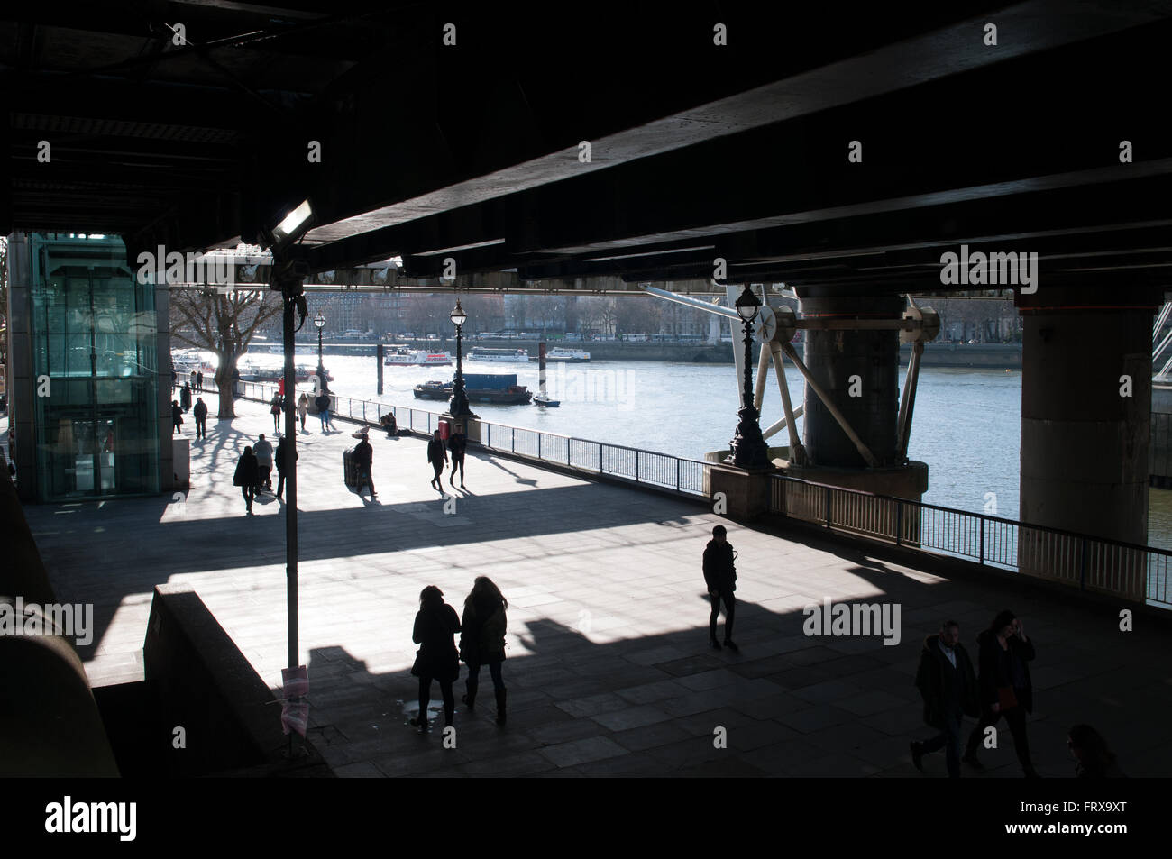 Unter der Brücke am Fluss in London Stockfoto