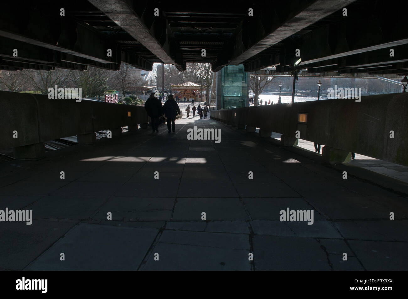Unter der Brücke am Fluss in London Stockfoto
