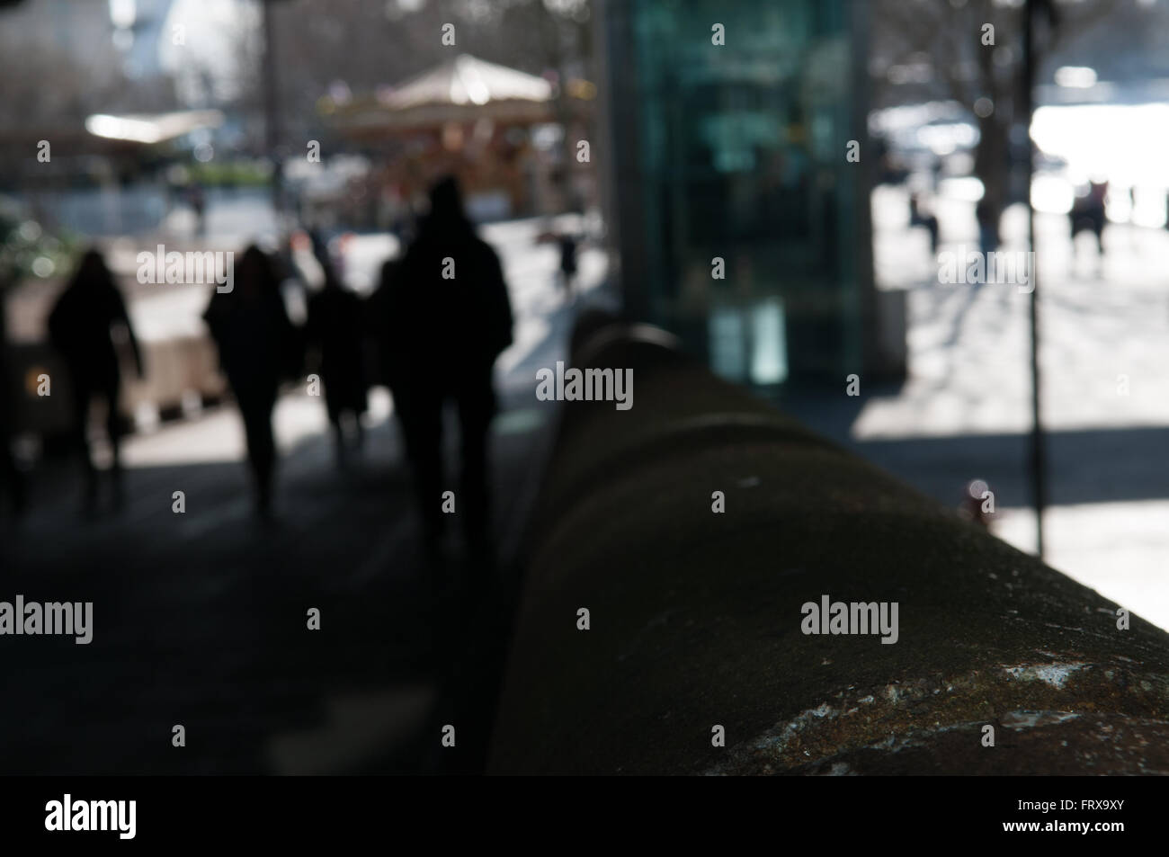 Unter der Brücke am Fluss in London Stockfoto