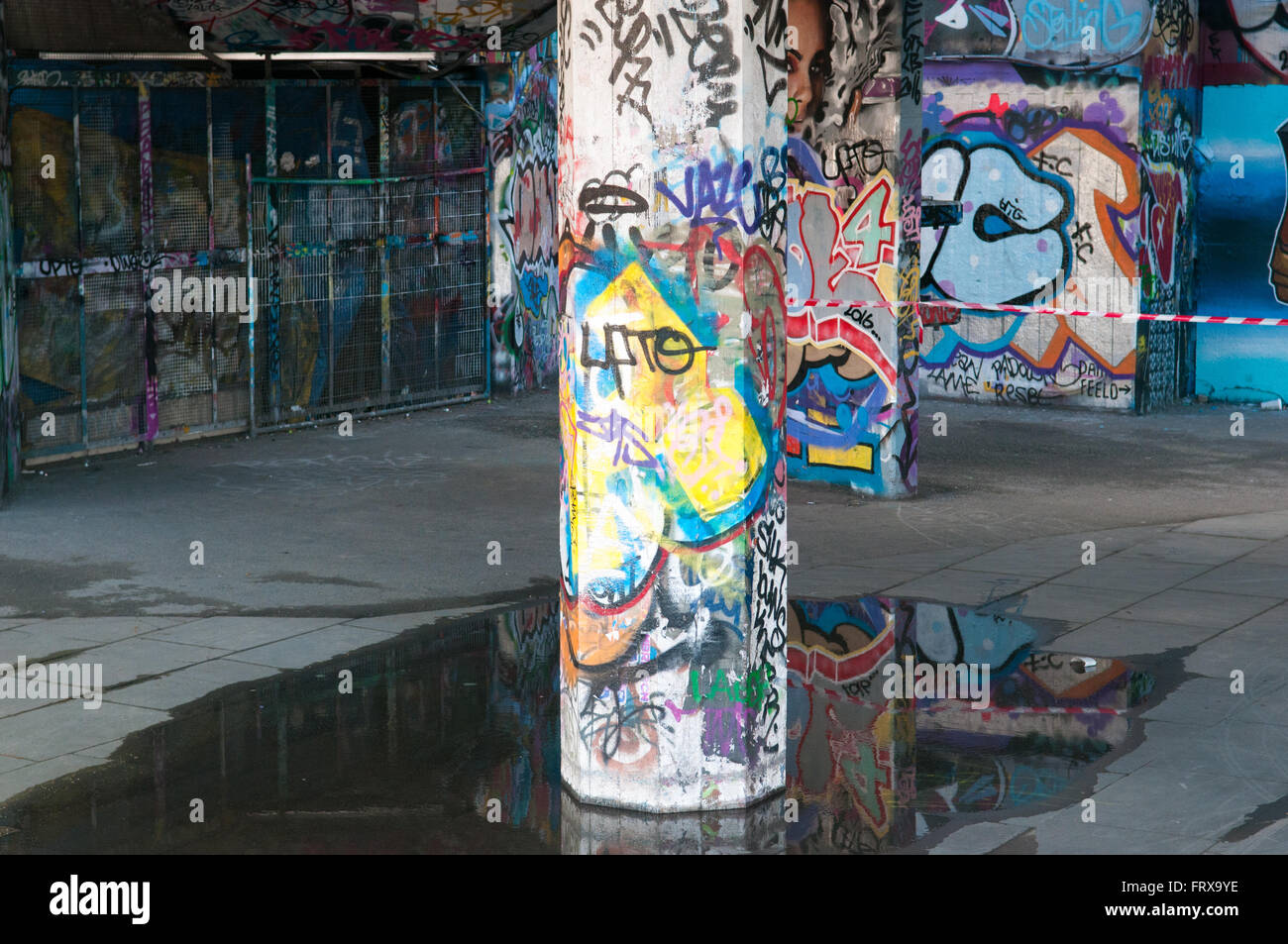 Städtisches Motiv in einer Stadt mit Graffitis an den Wänden Stockfoto