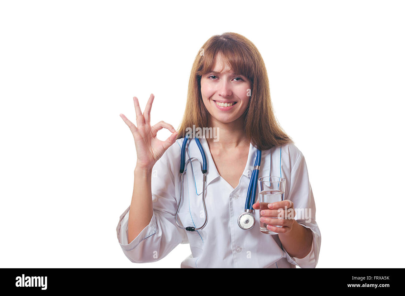 Der Arzt hält ein Glas mit Wasser in der hand und zeigt "OK". Stockfoto
