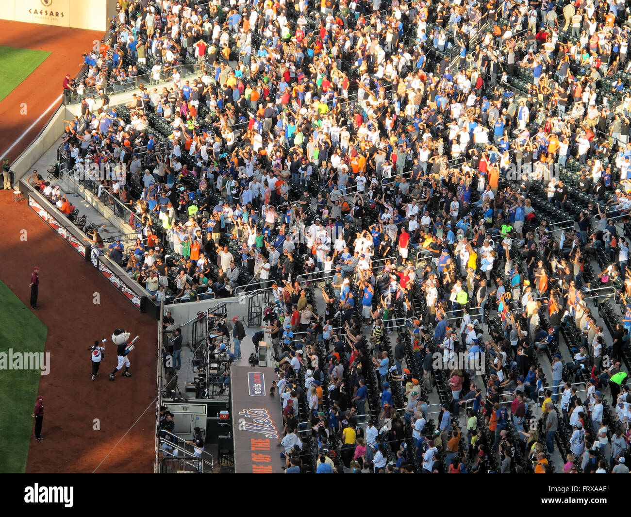 Mr Met T-shirts auf eine Menge von Zuschauern im Citi Field Stadium in Queens, New York zu werfen. Stockfoto