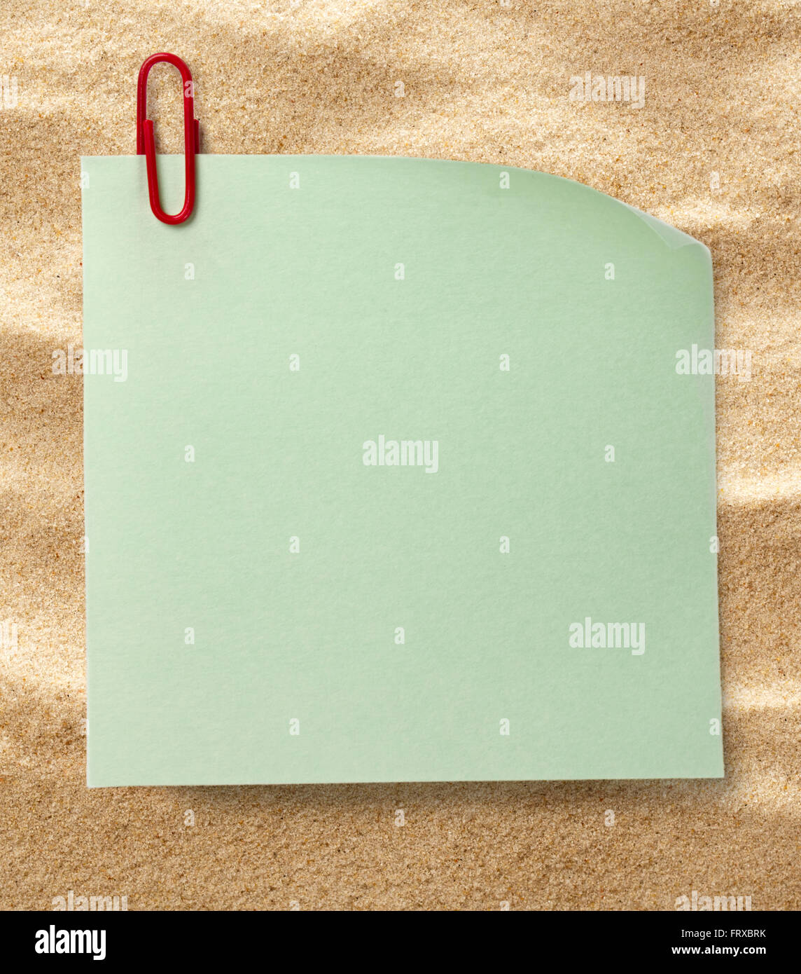 Aufkleber und Clip auf dem Sand Hintergrund Stockfoto