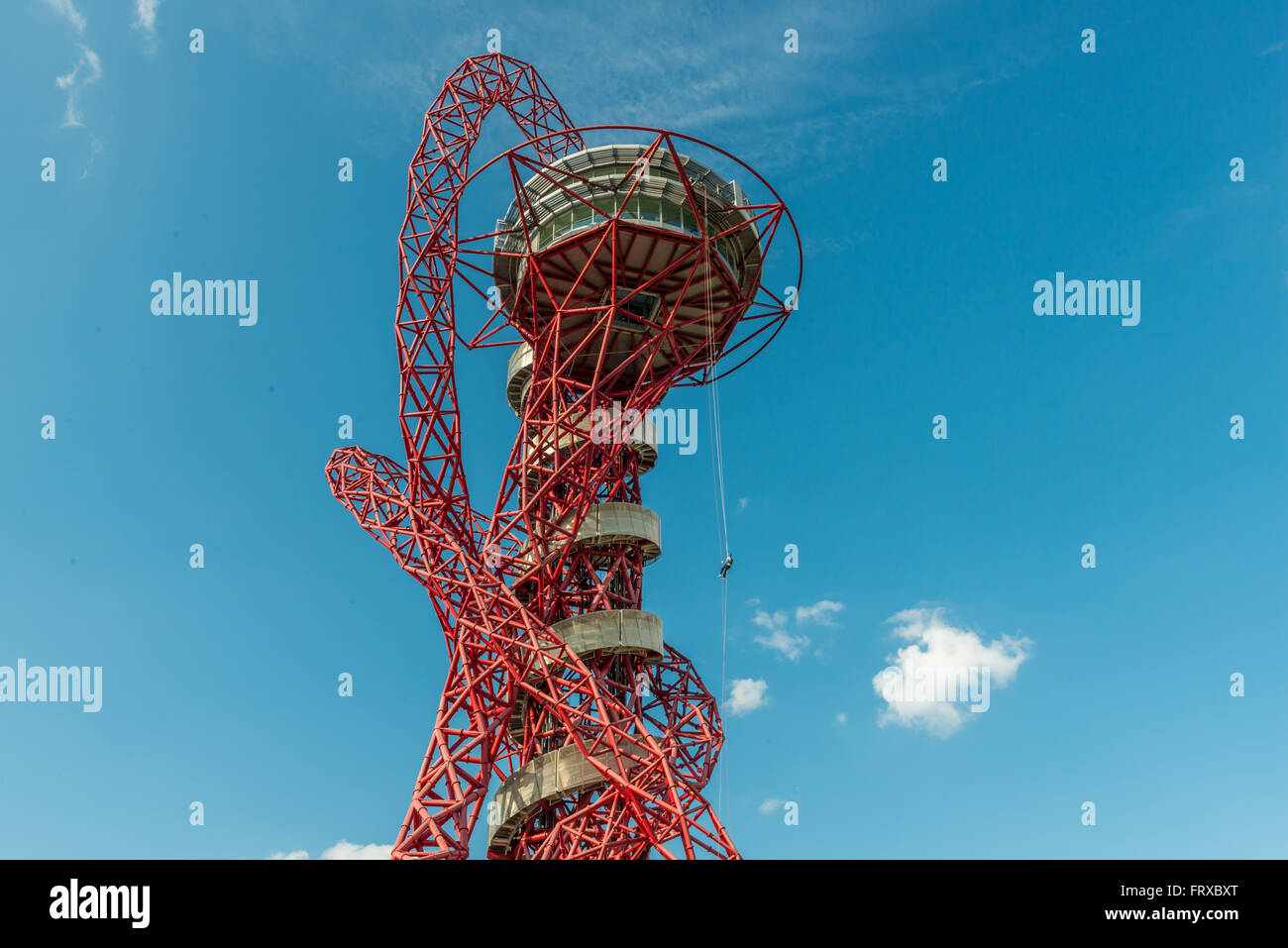 London, Vereinigtes Königreich - 22 August 2015:Abseiling Erfahrung in der ArcelorMittal Orbit, Queen Elizabeth Olympic Park. Stockfoto