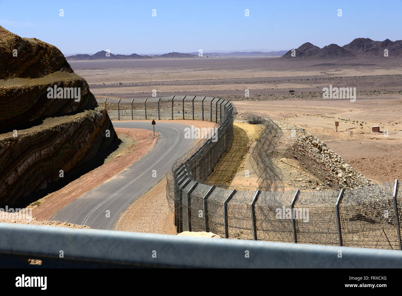 Straße 12 mit Grenze zu Ägypten in der Nähe von Eilat am Roten Meer, Akaba Bay, Süd-Israel, Israel Stockfoto