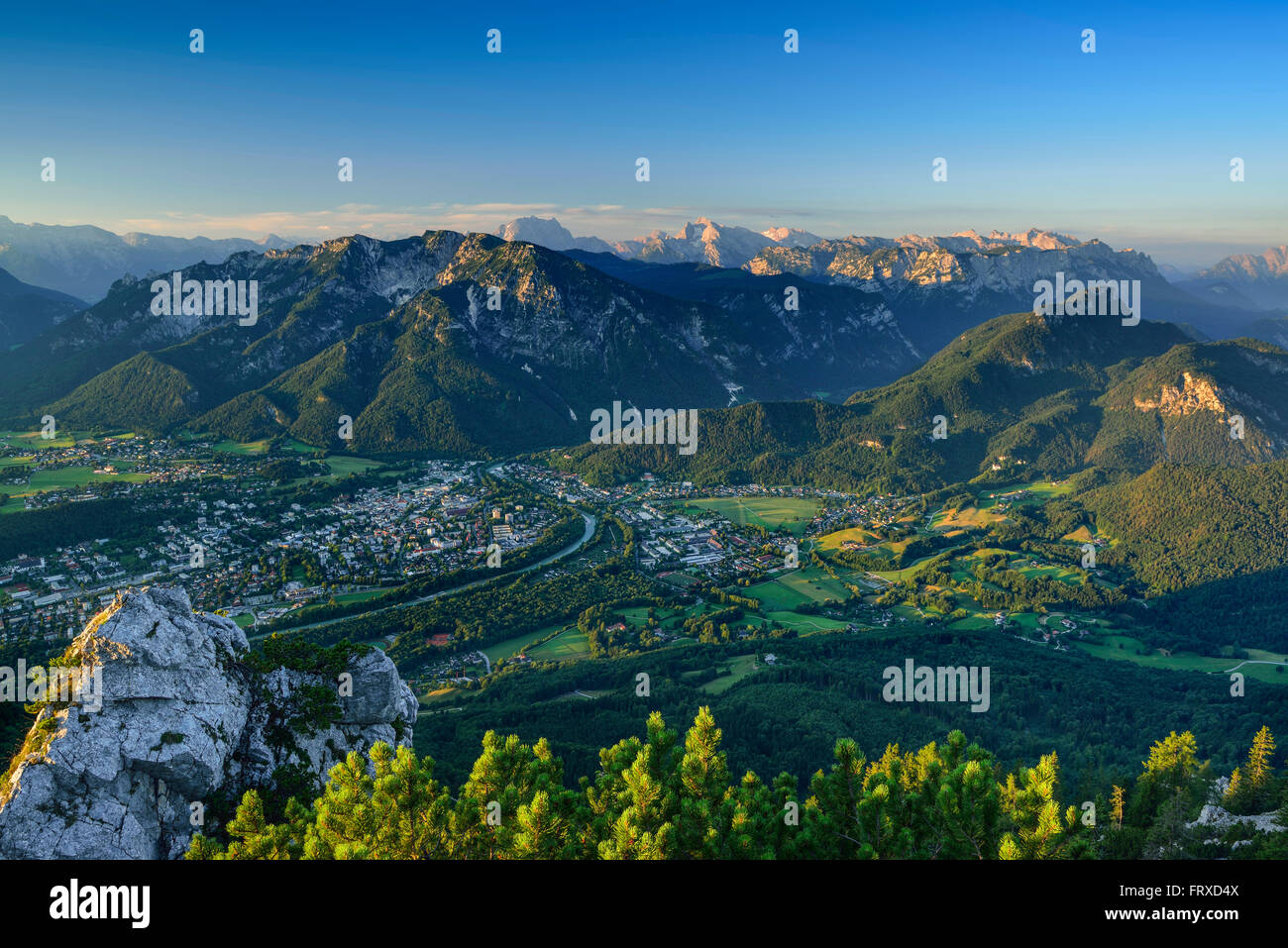 Blick vom Berg Hochstaufen über Tal von Bad Reichenhall, Chiemgauer Alpen, Chiemgau, Upper Bavaria, Bavaria, Germany Stockfoto