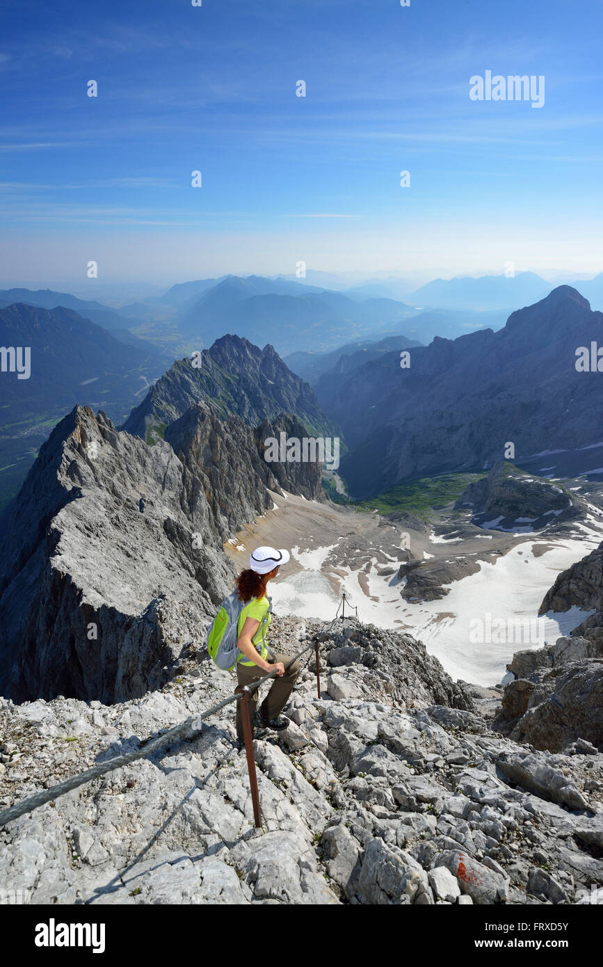 Frau aufsteigend auf Klettersteig, Zugspitze, Gletscher Hoellentalferner im Hintergrund, Wetterstein-Gebirge, Upper Bavaria, Bavaria, Germany Stockfoto