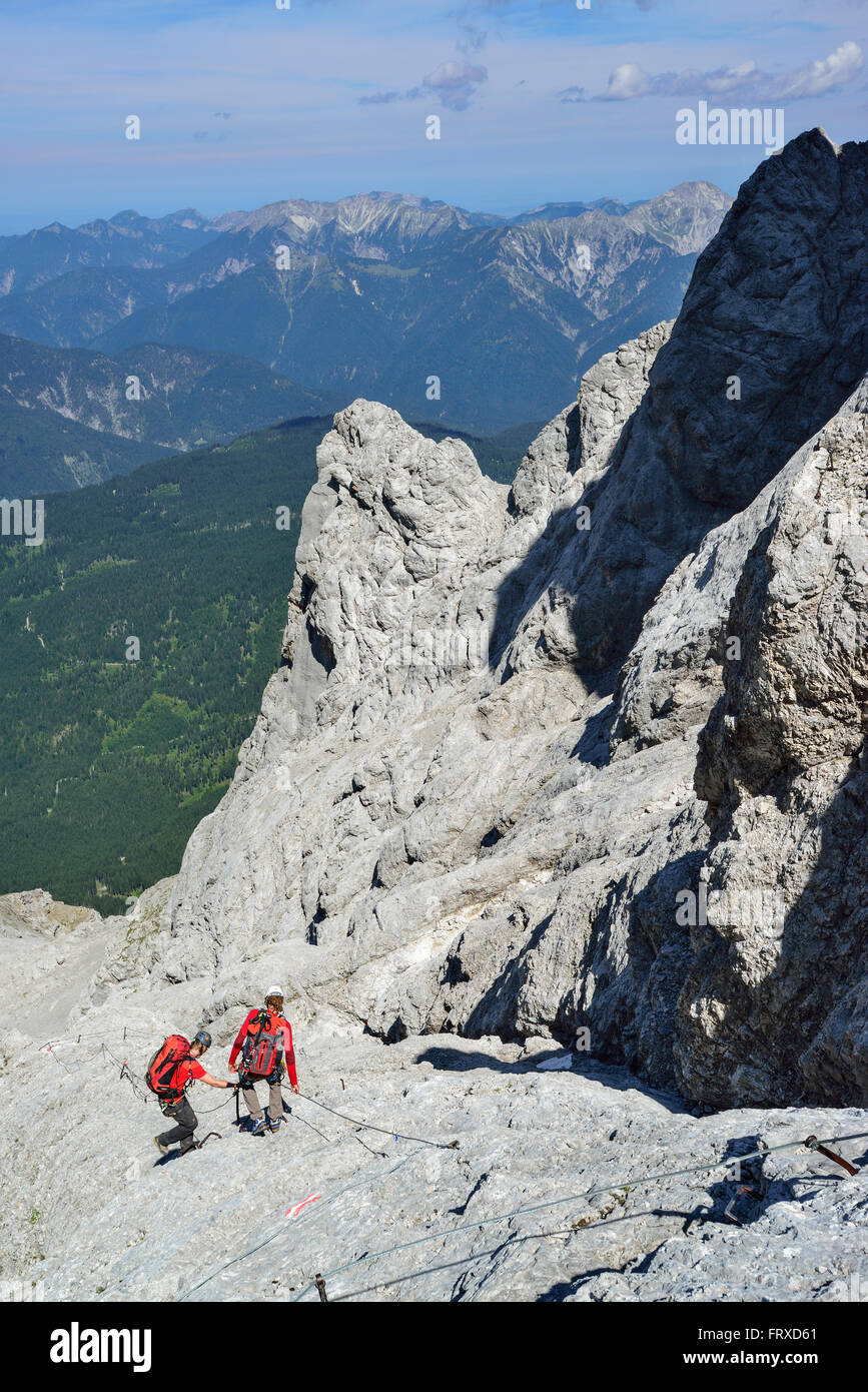 Zwei Bergsteiger absteigend auf Klettersteig zur Wiener-Neustädter Hütte, Zugspitze, Wettersteingebirge, Upper Bavaria, Bavaria, Germany Stockfoto