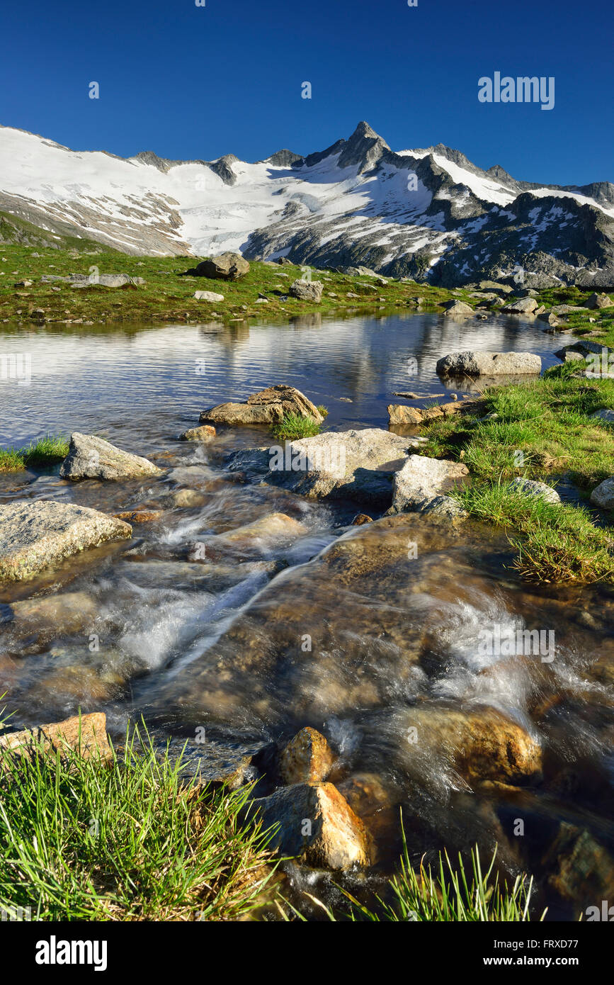 Gebirgsfluss fließt aus einem See, Dritte Hornspitze im Tal Hintergrund, Zillertaler Alpen, Zillertal, Tirol, Österreich Stockfoto