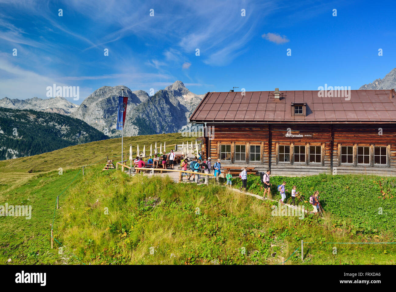 Wanderer verlassen Alphütte vor Hundstod, Gotzenalm, Nationalpark Berchtesgaden, Berchtesgadener Alpen, Upper Bavaria, Bavaria, Germany Stockfoto