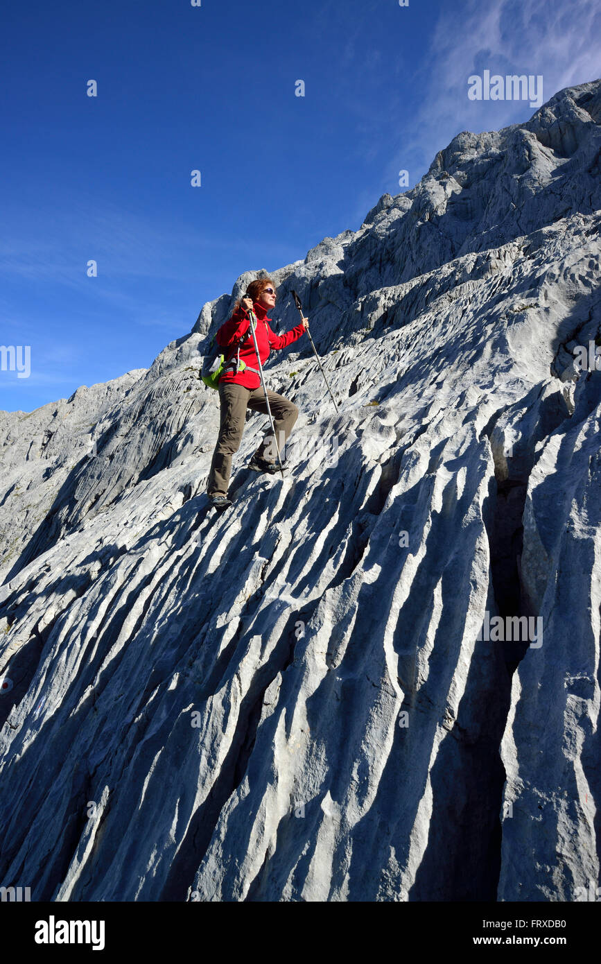 Frau aufsteigend auf Kalkstein-Tafel zu Hoher Goell, Nationalpark Berchtesgaden, Berchtesgadener Alpen, Upper Bavaria, Bavaria, Germany Stockfoto