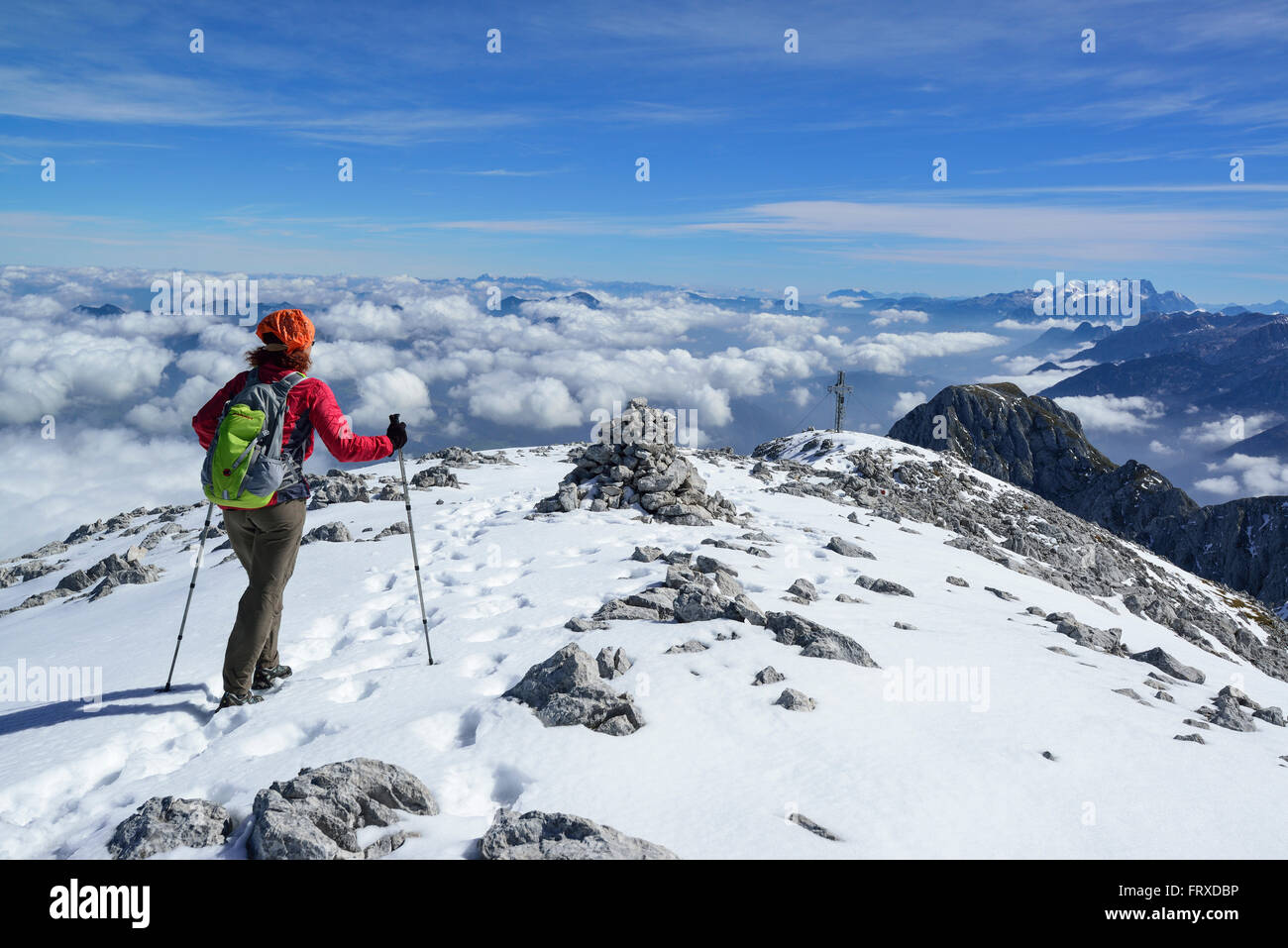 Frau von Hoher Goell, Dachstein-Sortiment im Hintergrund, absteigend, Nationalpark Berchtesgaden, Berchtesgadener Alpen, Upper Bavaria, Bavaria, Germany Stockfoto