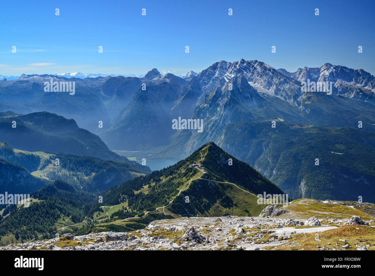 Blick vom Hohes Brett in Berglandschaft mit See, Königssee, Nationalpark Berchtesgaden, Berchtesgadener Alpen, Upper Bavaria, Bavaria, Germany Stockfoto