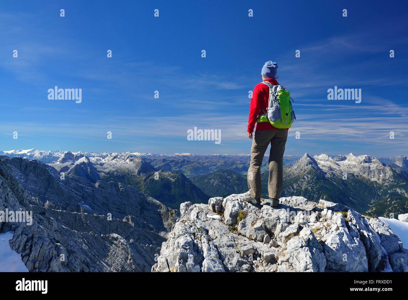 Frau genießen Aussicht vom Berg Hochkalter über Berglandschaft, Nationalpark Berchtesgaden, Berchtesgadener Alpen, Upper Bavaria, Bavaria, Germany Stockfoto