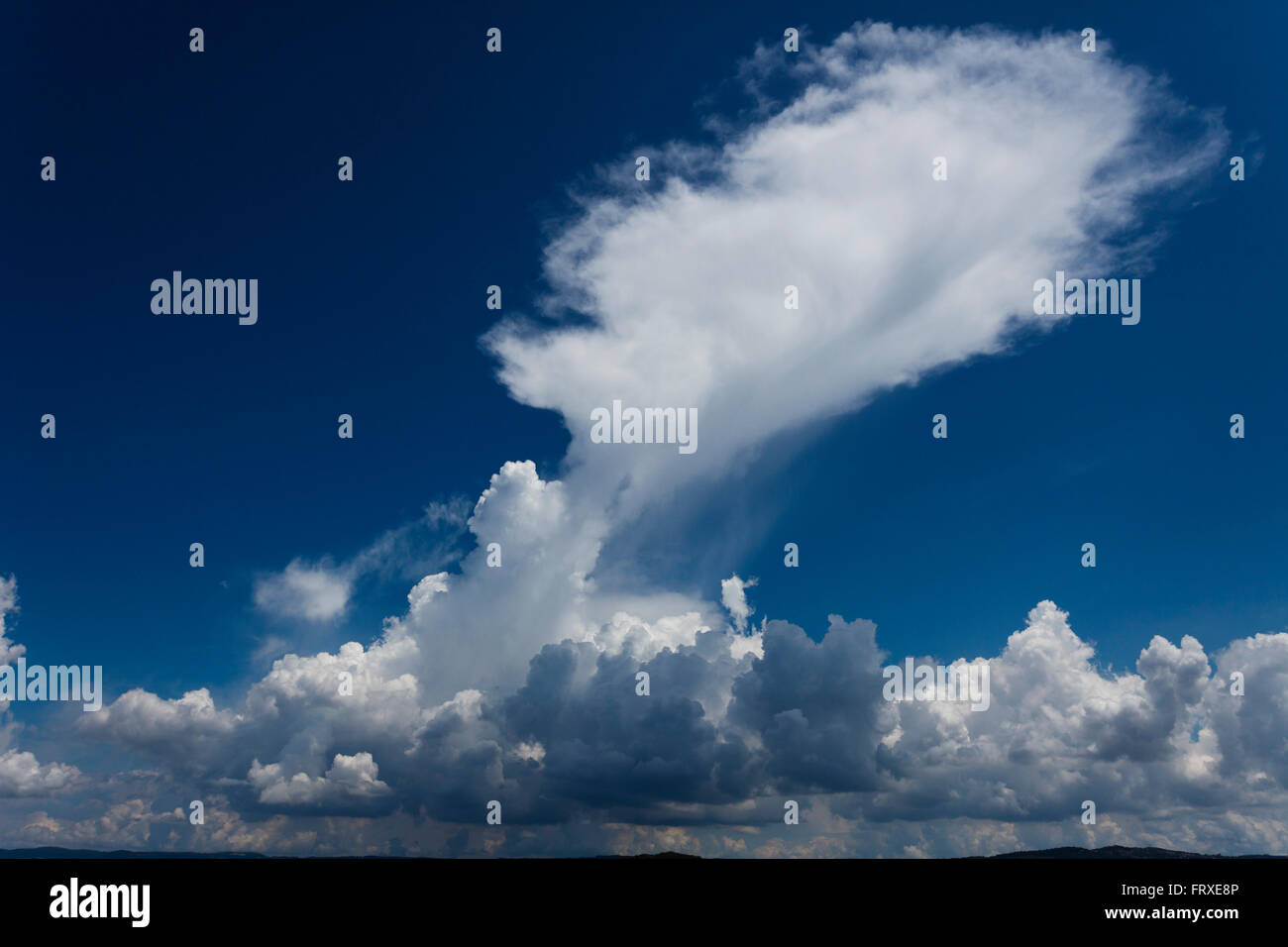 Cumulus-Wolken über dem See Lago di Bolsena, Isola Martana Im Hintergrund, Kratersee vulkanischen Ursprungs, in der Nähe von Montefiascone, Provinz Viterbo, Latium, Italien, Europa Stockfoto