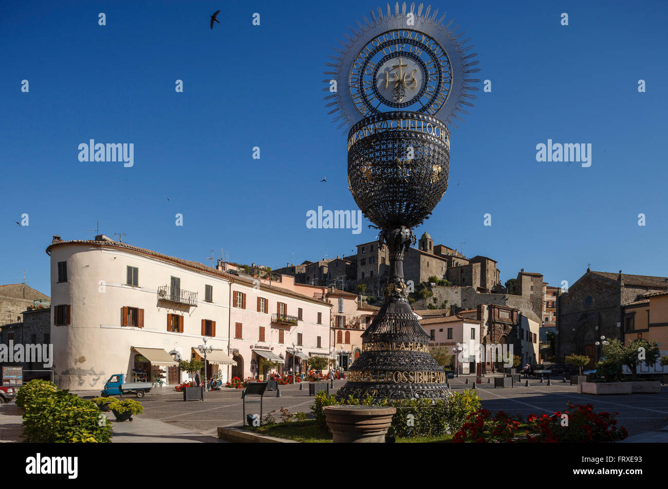 Religiöse Skulptur für heilige Kommunion, Eucharistie, Piazza Mateotti, Bolsena in der Nähe von Lago di Bolsena, Provinz Viterbo, Latium, Italien, Europa Stockfoto