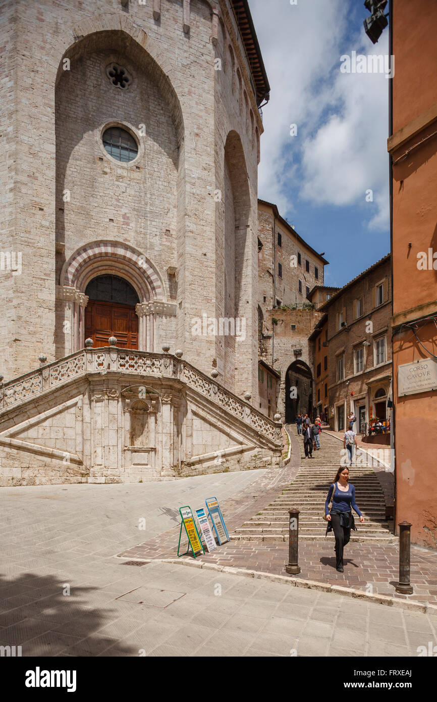 Kirche St. Ercolano mit Schritten und Porta Hornhaut Stadt Tor, Corso Cavour, Perugia, Hauptstadt der Provinz, Umbrien, Italien, Europa Stockfoto