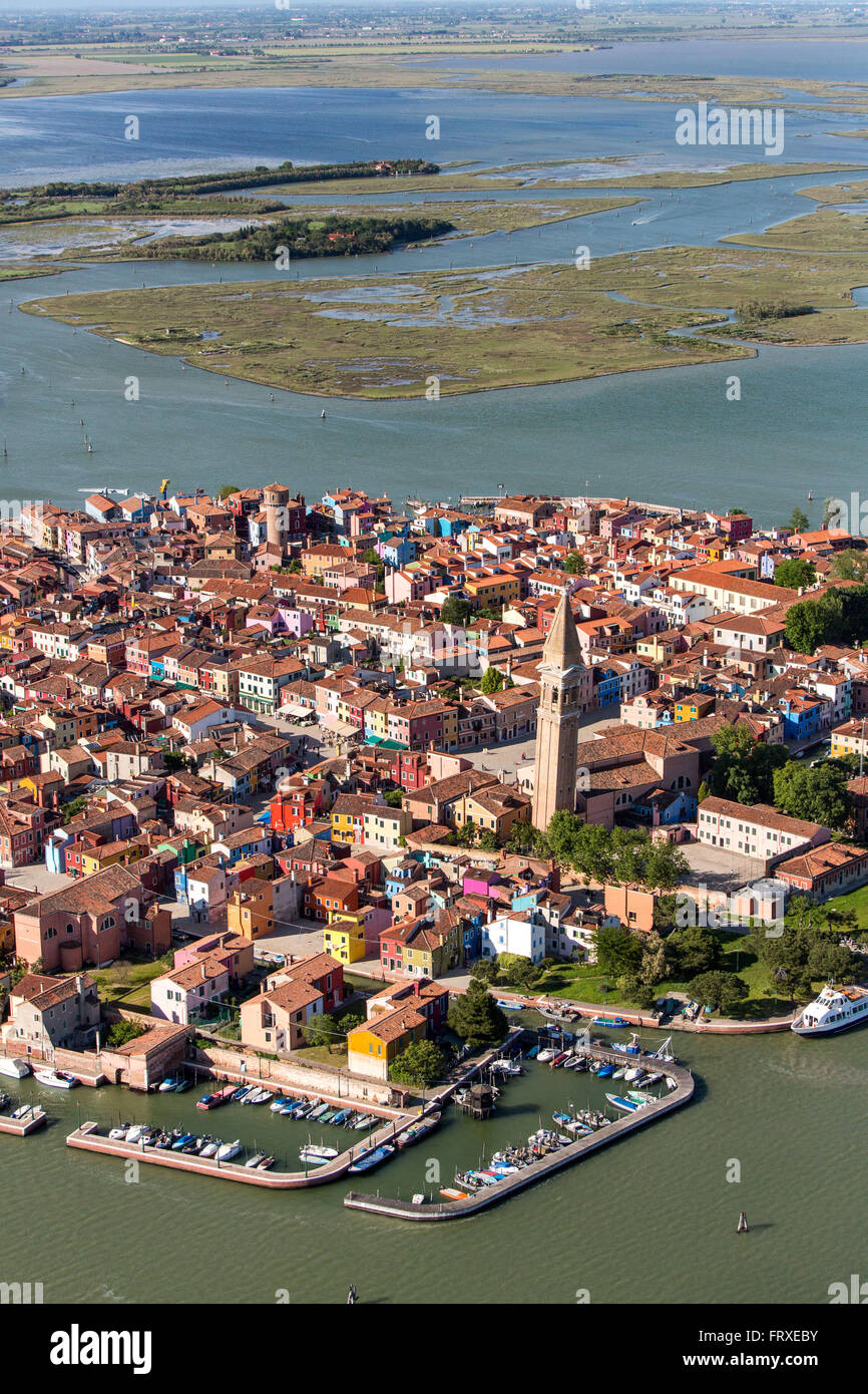 Luftaufnahme der Lagune von Venedig mit Salzwiesen, Insel Burano, Fischerdorf mit bunten Häuserfassaden, Veneto, Italien Stockfoto