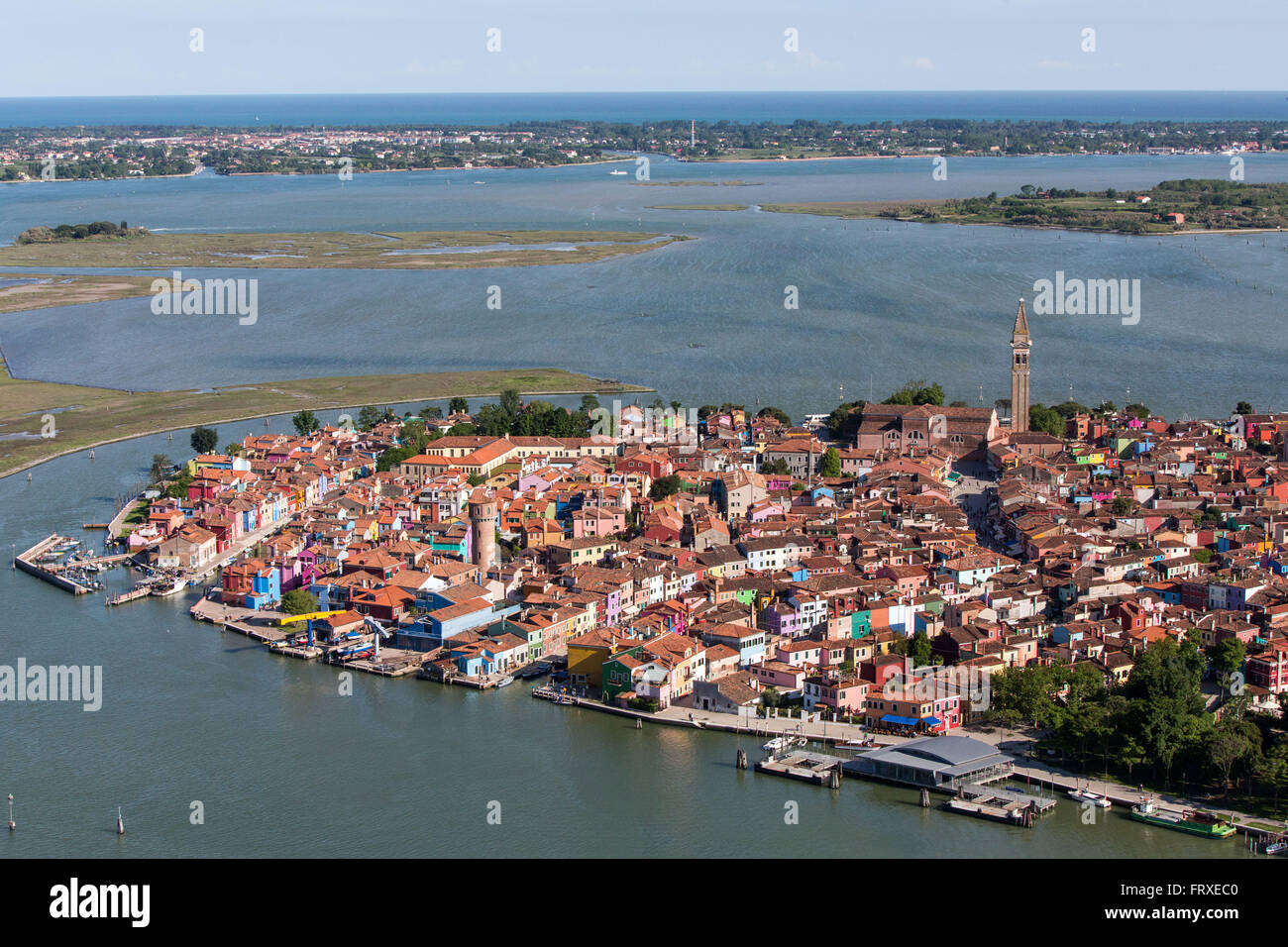 Luftaufnahme der Lagune von Venedig mit Salzwiesen, Insel Burano, Fischerdorf mit bunten Häuserfassaden, Veneto, Italien Stockfoto