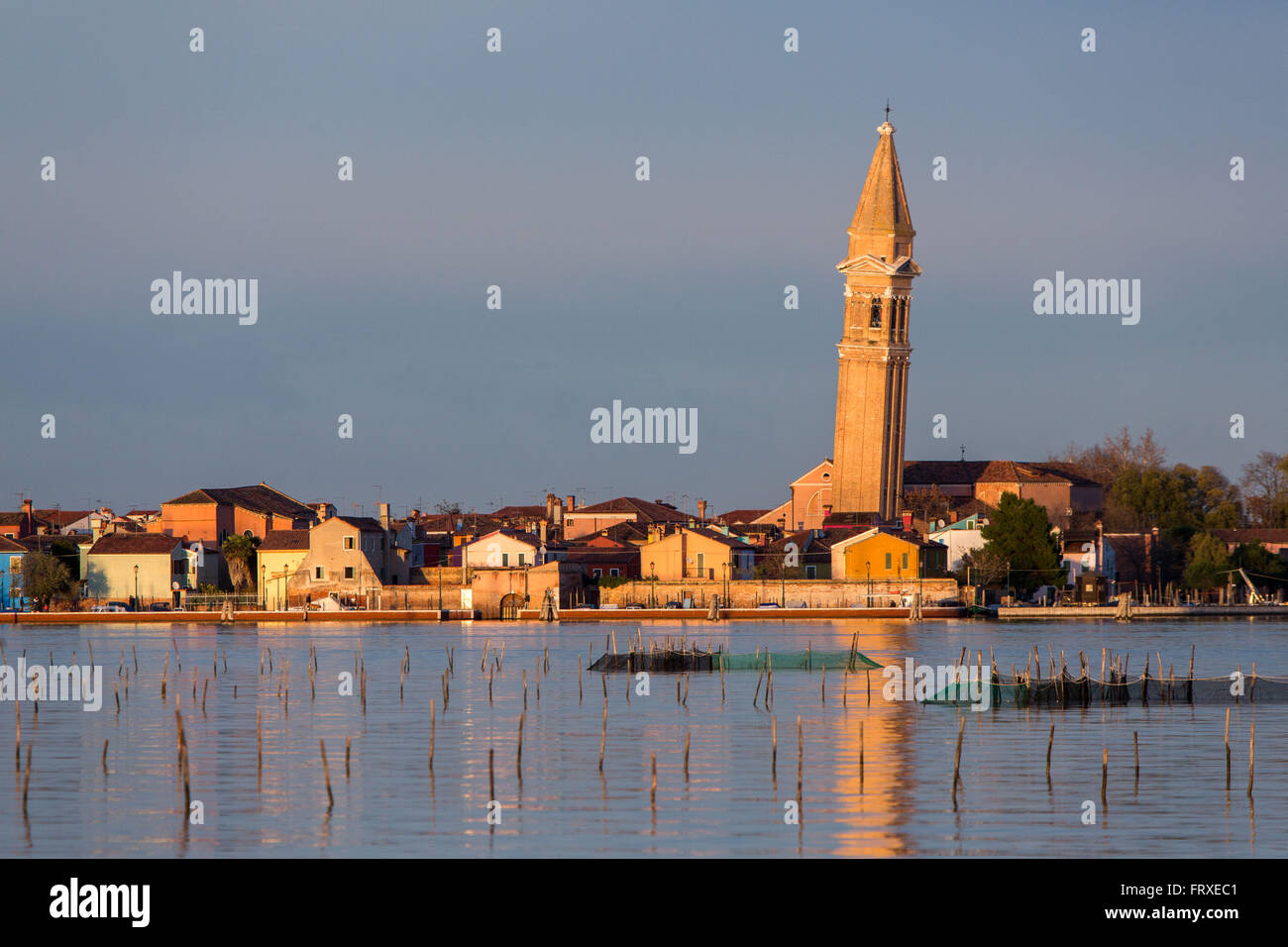 Venezianische Lagune mit der Insel Burano und schiefen Turm, Fischerdorf mit bunten Häuserfassaden, Veneto, Italien Stockfoto