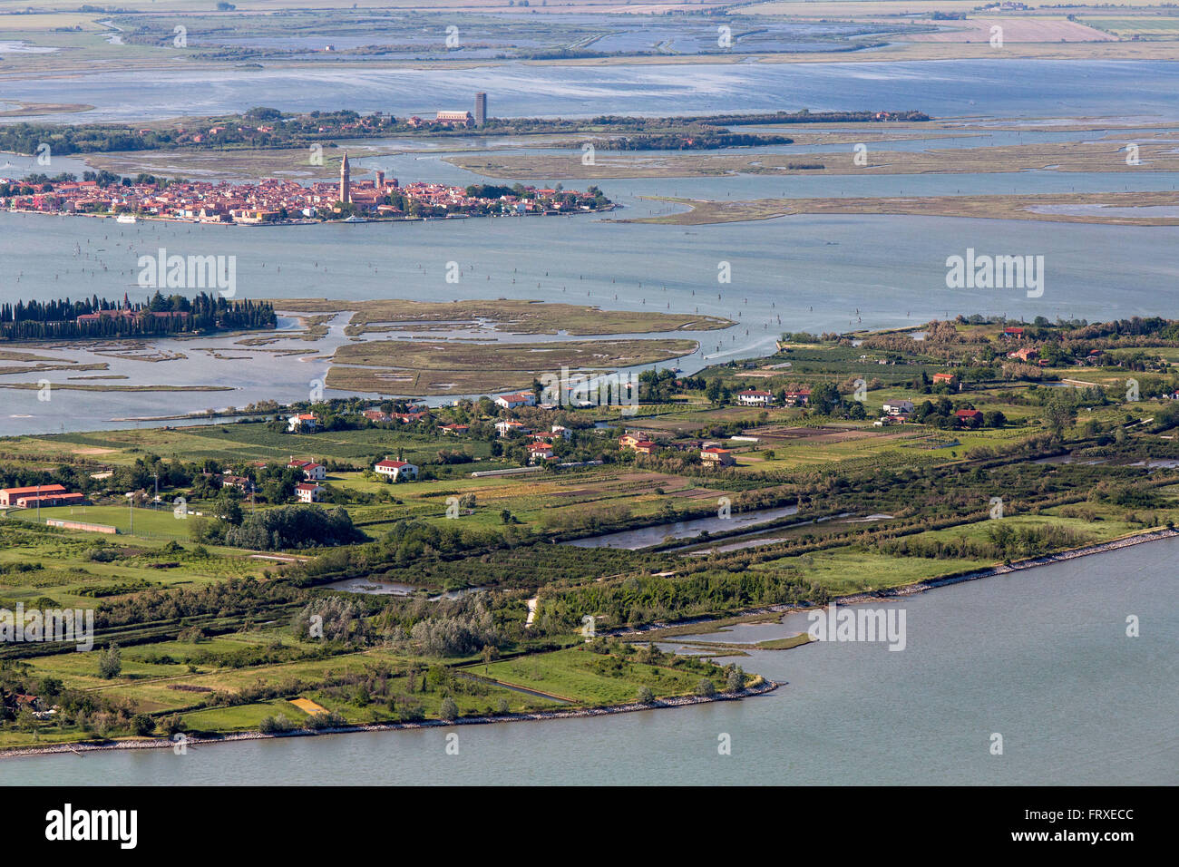 Luftaufnahme der Inseln in der Lagune von Venedig, Insel von Sant' Erasmo mit Burano und Torcello in den Hintergrund, Veneto, Italien Stockfoto