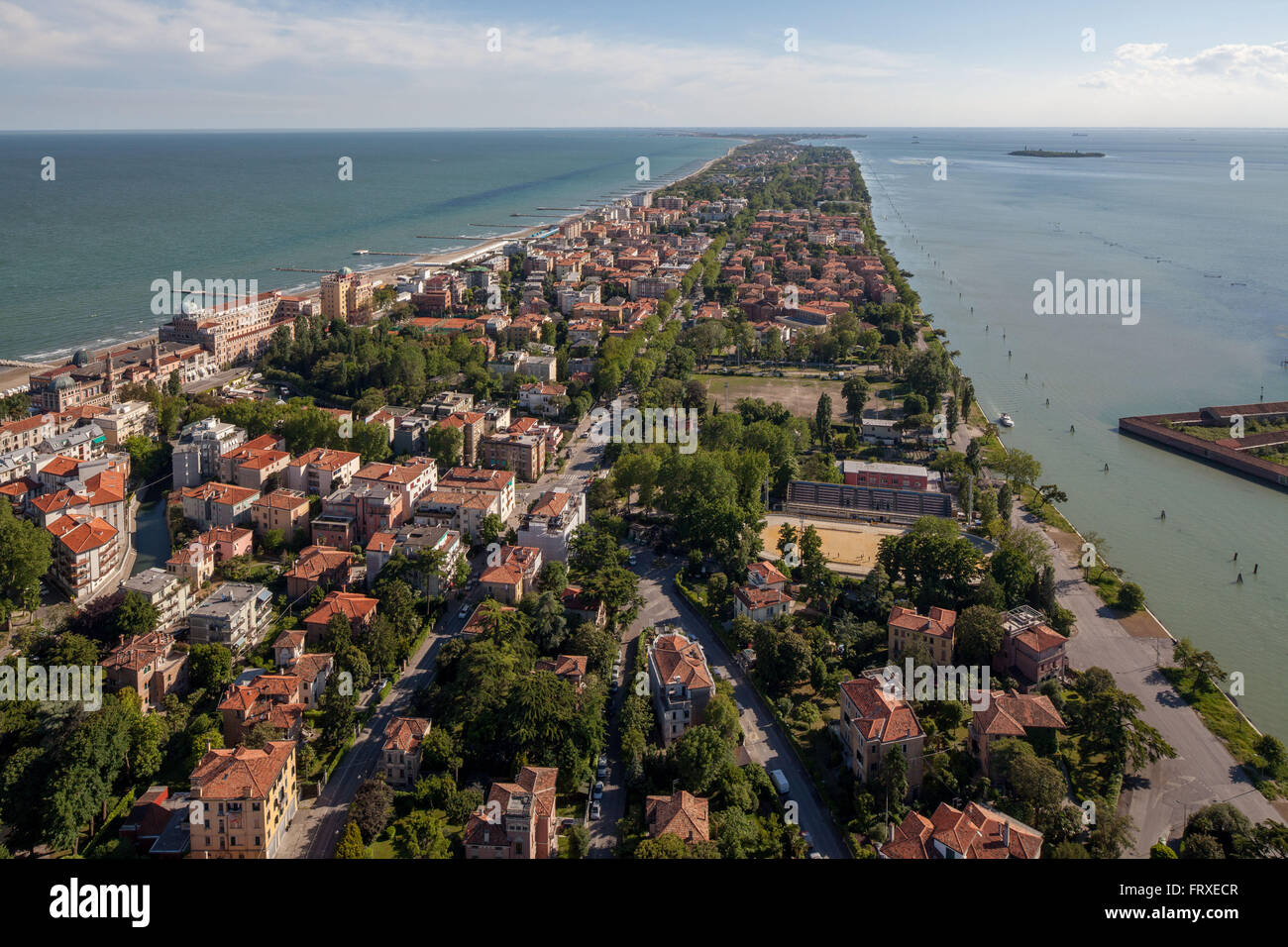 Luftaufnahme der Lagune von Venedig mit Strand, Insel Lido, Veneto, Italien Stockfoto