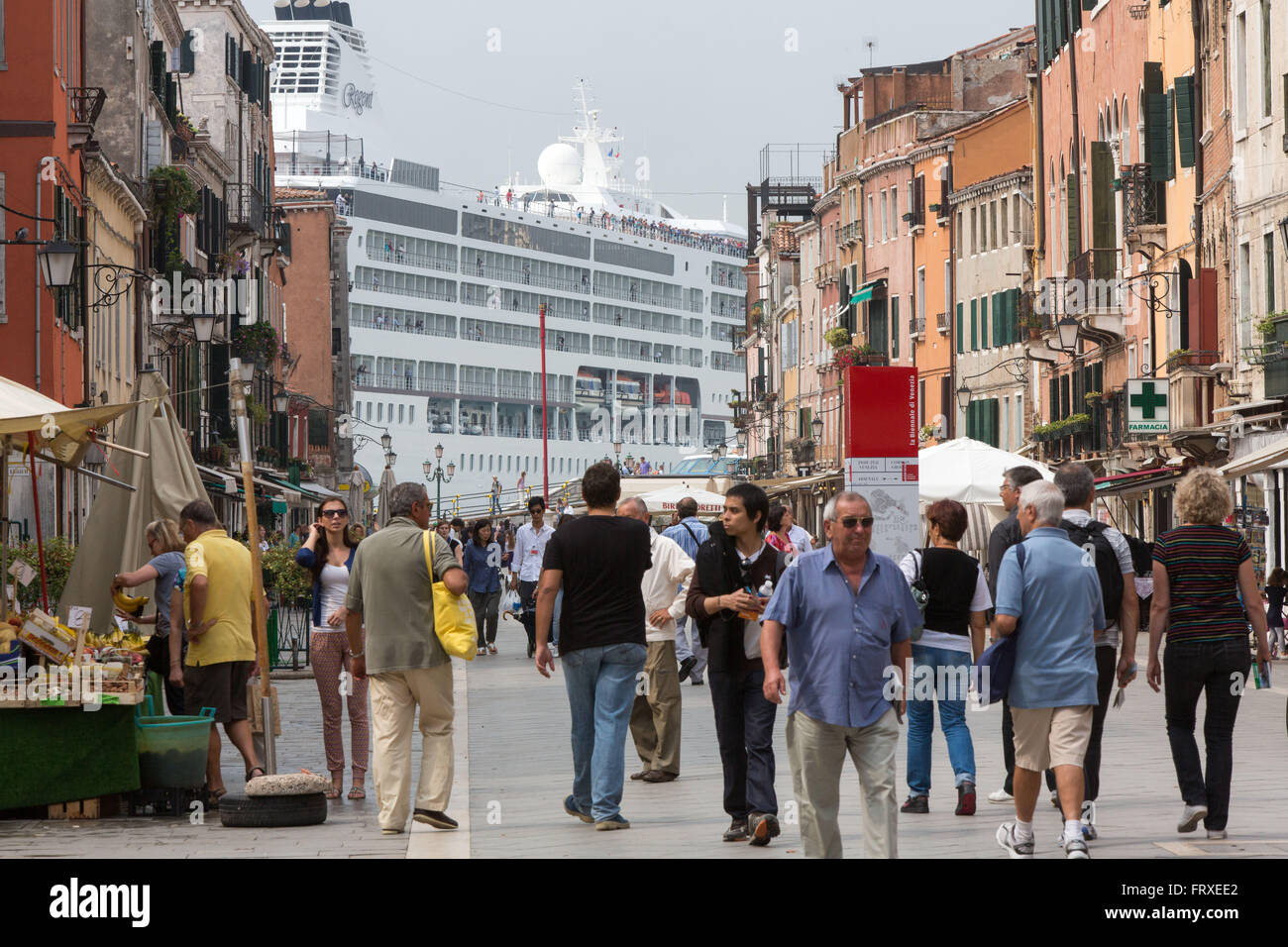 Kreuzfahrtschiff ganz in der Nähe am Ende der via Garibaldi, Castello, Venedig, Veneto, Italien Stockfoto