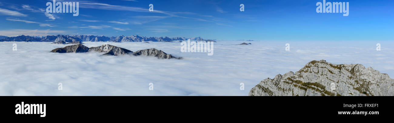 Panorama vom Guffert mit Blick über ein Meer von Nebel in Richtung der Stubaier Range, Unnuetz im Vordergrund, Bereich Karwendel, Wettersteingebirge mit Zugspitze und Westgipfel des Guffert, Guffert, Rofan Bereich, Tirol, Österreich Stockfoto