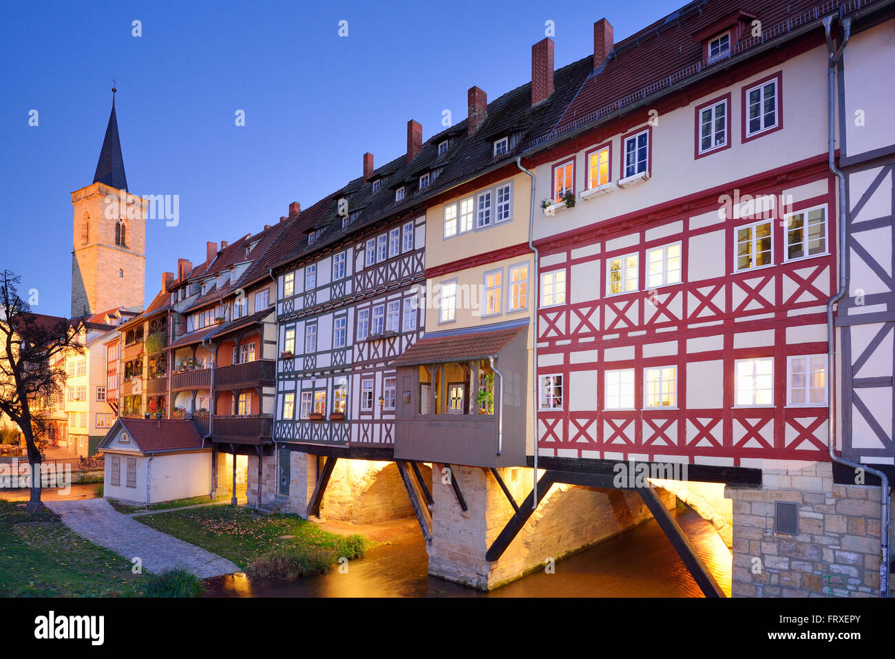 Beleuchtete Kraemerbruecke Bridge mit St Giles Kirche, Aegidenkirche, Kraemerbruecke, Erfurt, Thüringen, Deutschland Stockfoto