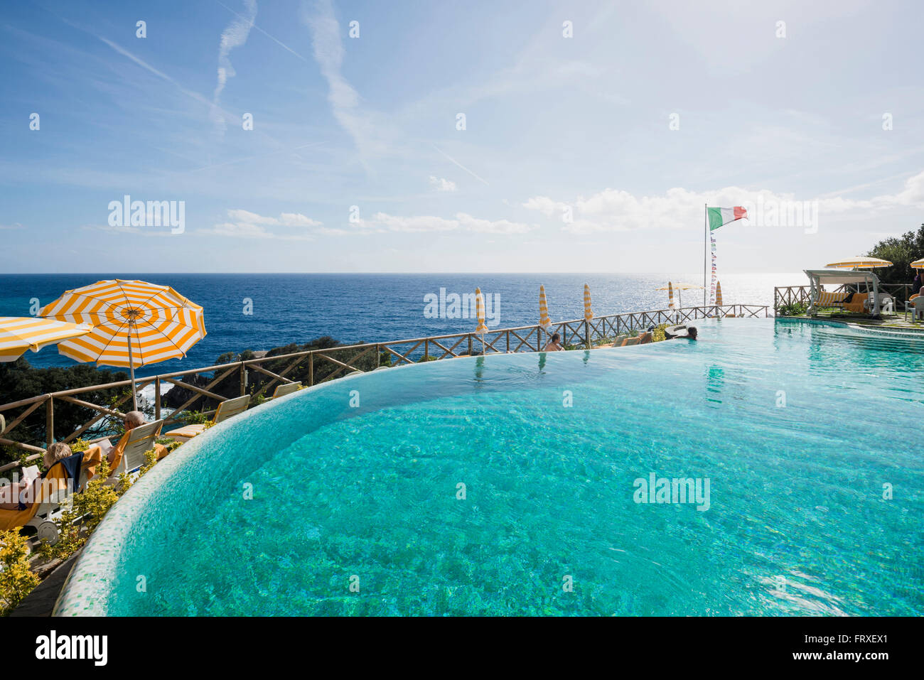 Swimming Pool eines Hotels, Monterosso al Mare, Cinque Terre, La Spezia, Ligurien, Italien Stockfoto